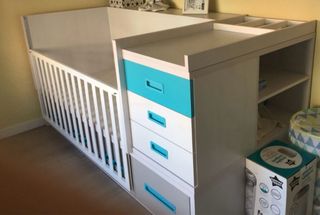 Cuna convertible con cambiador y cajones