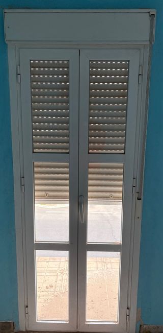 Ventana balconera aluminio blanco.