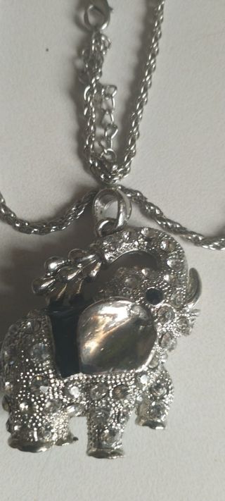 Colgante elefante con pedrería plateado