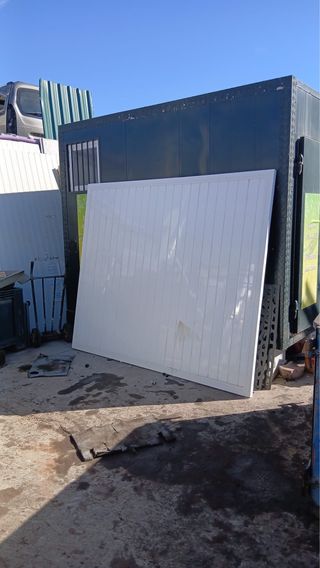 Puerta de garaje blanca