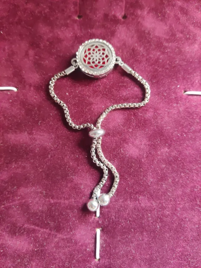 Pulsera plateada ajustable con diseño floral