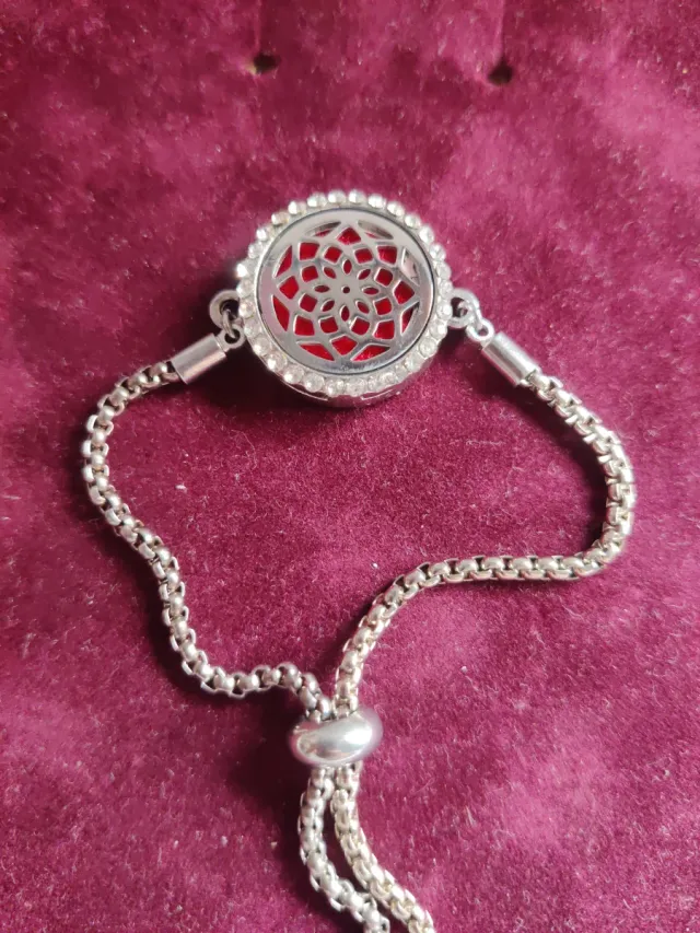 Pulsera plateada ajustable con diseño floral