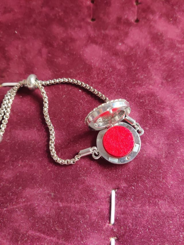 Pulsera plateada ajustable con diseño floral