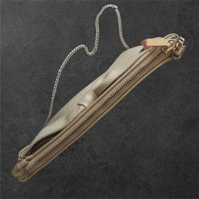 Bolso dorado con lazo y cadena