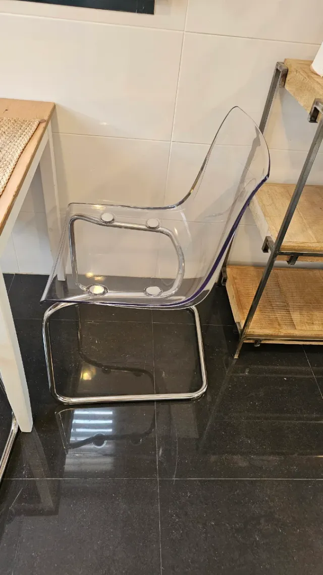 Sillas transparentes de plástico y metal