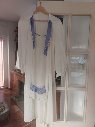 Camisón y bata de seda azul y blanco