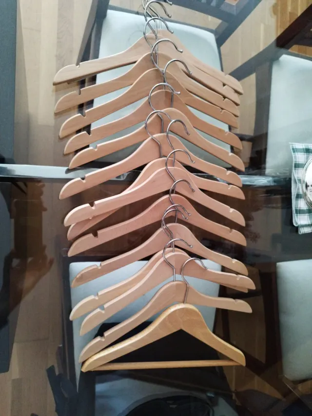 Lote de 14 perchas de madera