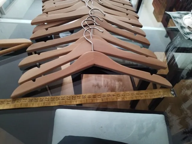 Lote de 14 perchas de madera