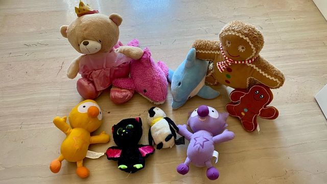 Lote 9 peluches: oso, pingüino, tiburón, etc.