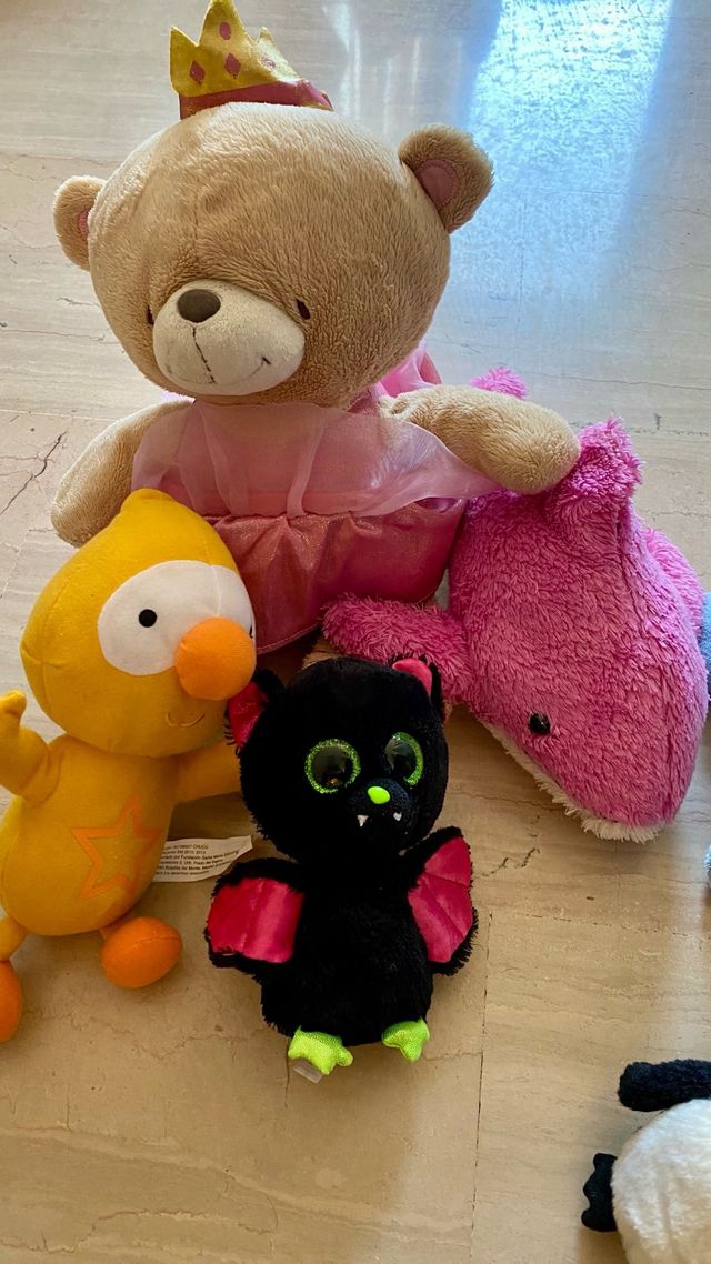 Lote 9 peluches: oso, pingüino, tiburón, etc.