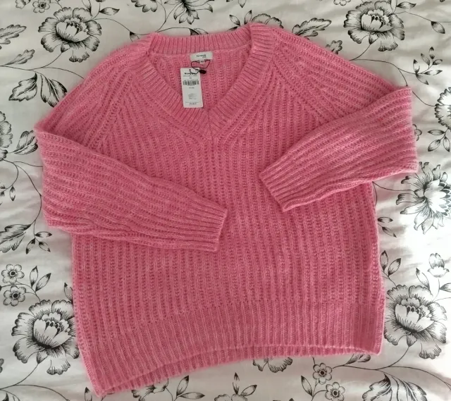 Jersey cuello pico de punto,  marca Fórmula Joven.