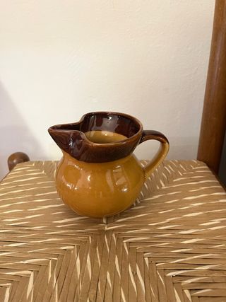 Brocca in ceramica marrone e gialla