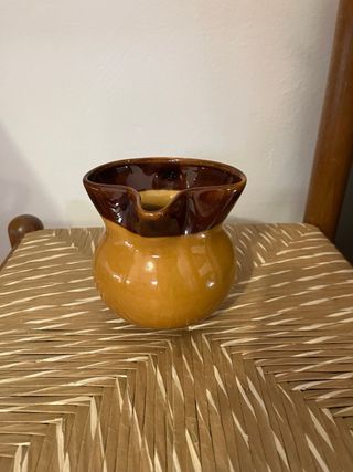 Brocca in ceramica marrone e gialla