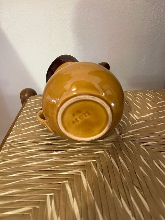 Brocca in ceramica marrone e gialla