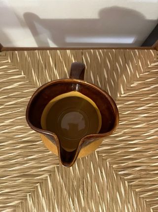 Brocca in ceramica marrone e gialla