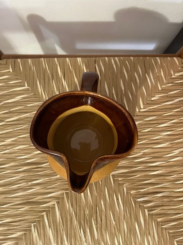 Brocca in ceramica marrone e gialla