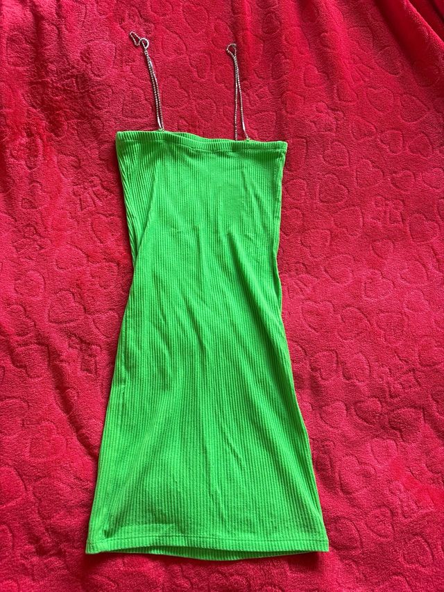 Vestido verde ajustado con tirantes de cadena