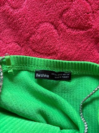 Vestido verde ajustado con tirantes de cadena