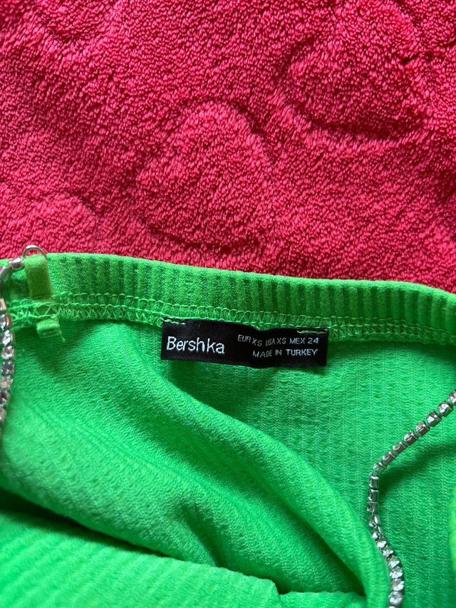 Vestido verde ajustado con tirantes de cadena