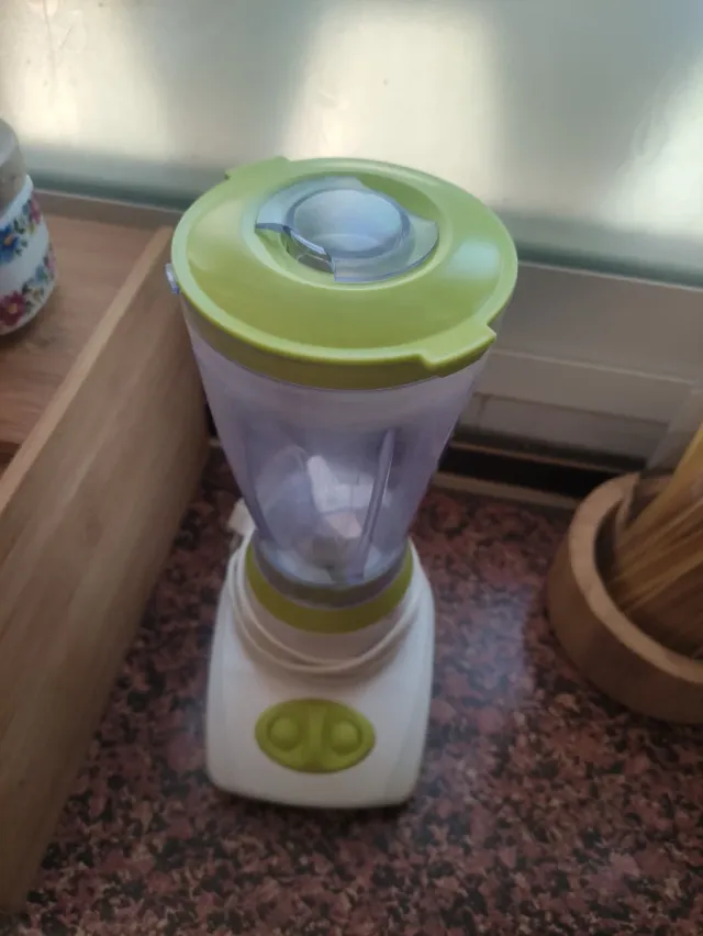 Mini batidora verde y blanca