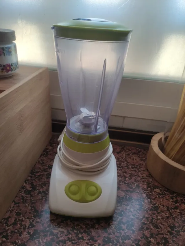 Mini batidora verde y blanca