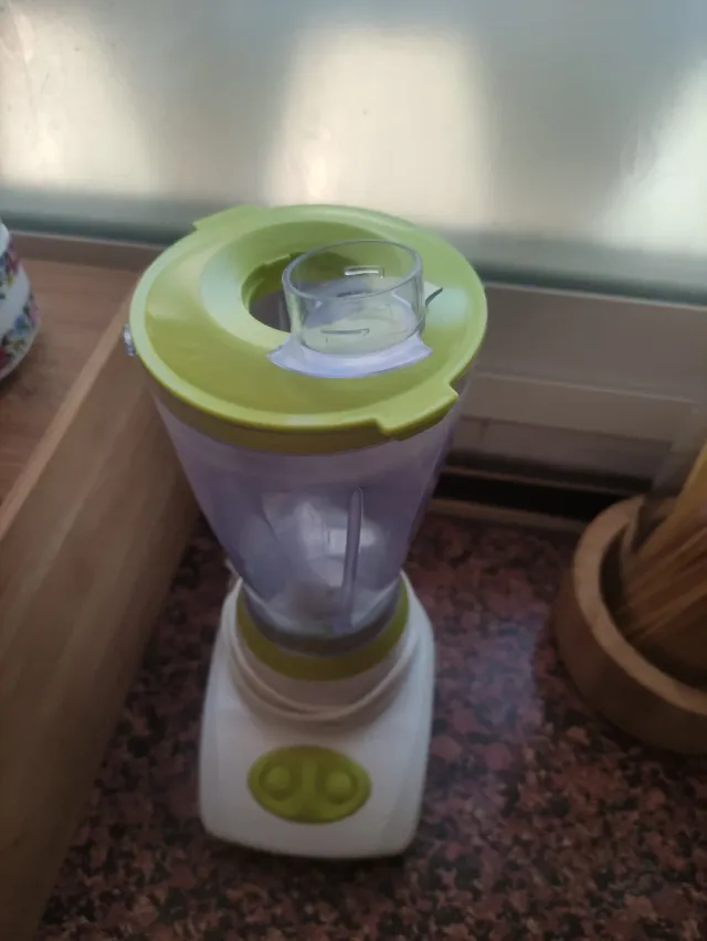 Mini batidora verde y blanca