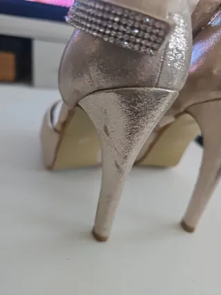 Zapatos dorados tacón plataforma