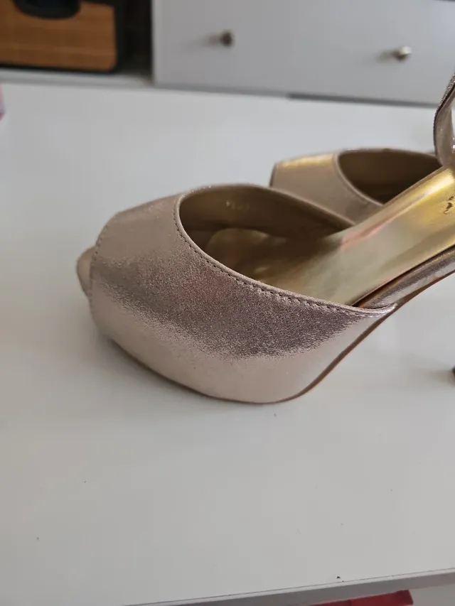 Zapatos dorados tacón plataforma