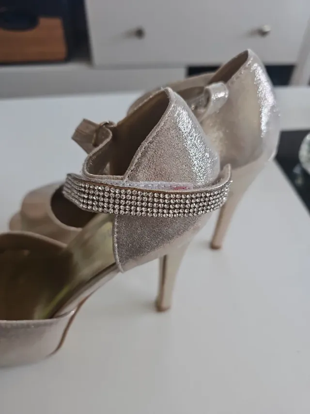 Zapatos dorados tacón plataforma