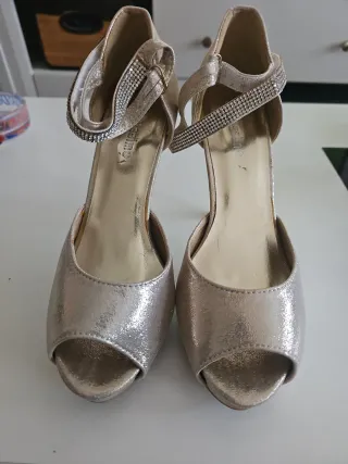 Zapatos dorados tacón plataforma