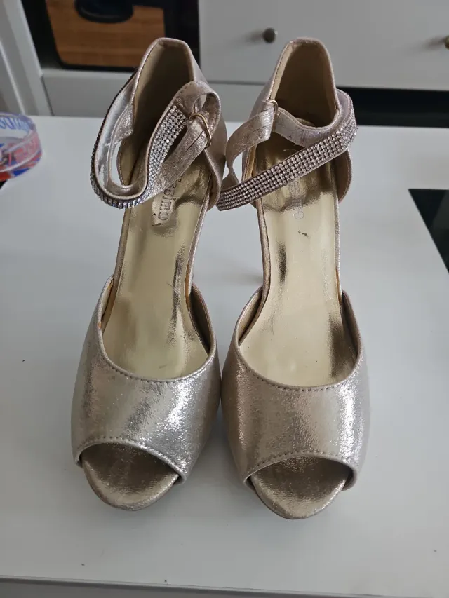 Zapatos dorados tacón plataforma