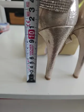 Zapatos dorados tacón plataforma