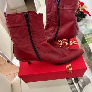 Botines rojos de tacón