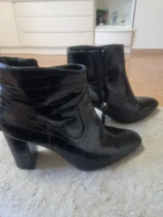 Botines negros efecto piel cocodrilo