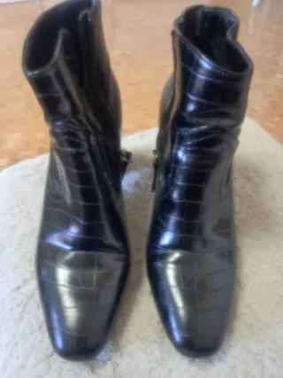 Botines negros efecto piel cocodrilo