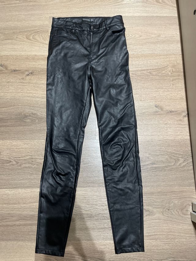 Pantalones pitillo efecto piel negros