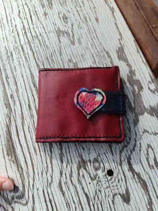 Cartera de cuero artesanal con corazón