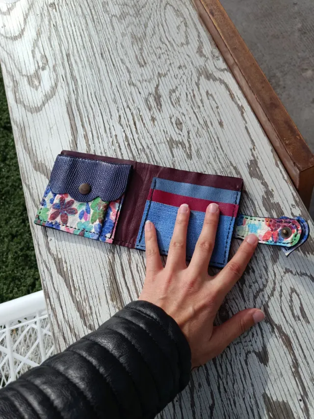 Cartera de cuero artesanal con corazón