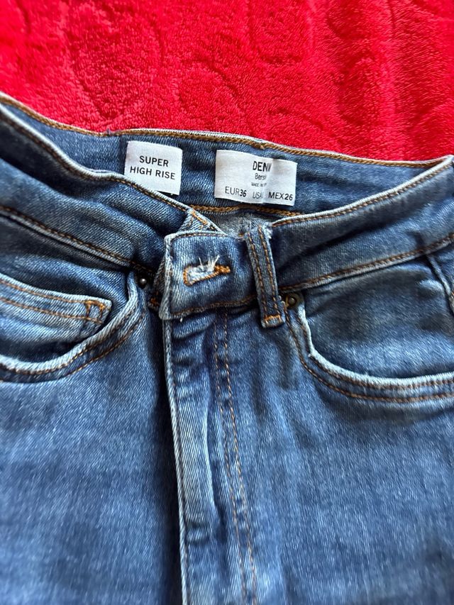 Vaqueros pitillo desgastados azul oscuro