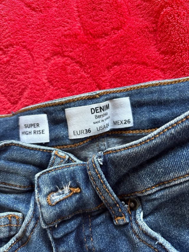 Vaqueros pitillo desgastados azul oscuro