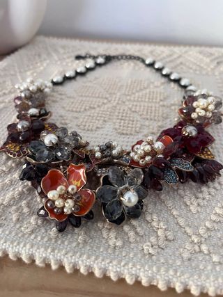 Collar floral con perlas y pedrería