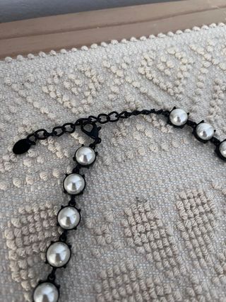 Collar floral con perlas y pedrería