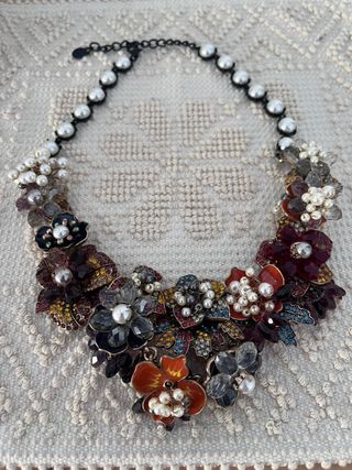 Collar floral con perlas y pedrería