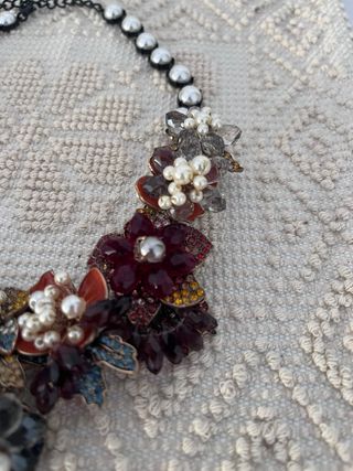 Collar floral con perlas y pedrería