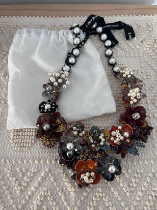 Collar floral con perlas y pedrería