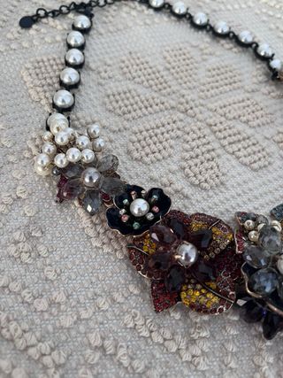 Collar floral con perlas y pedrería