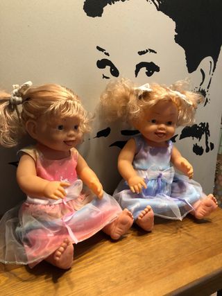 Bambole gemelline vintage con vestiti arcobaleno