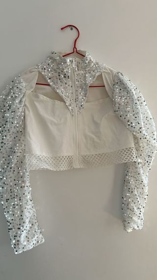 Traje de baile plateado y blanco