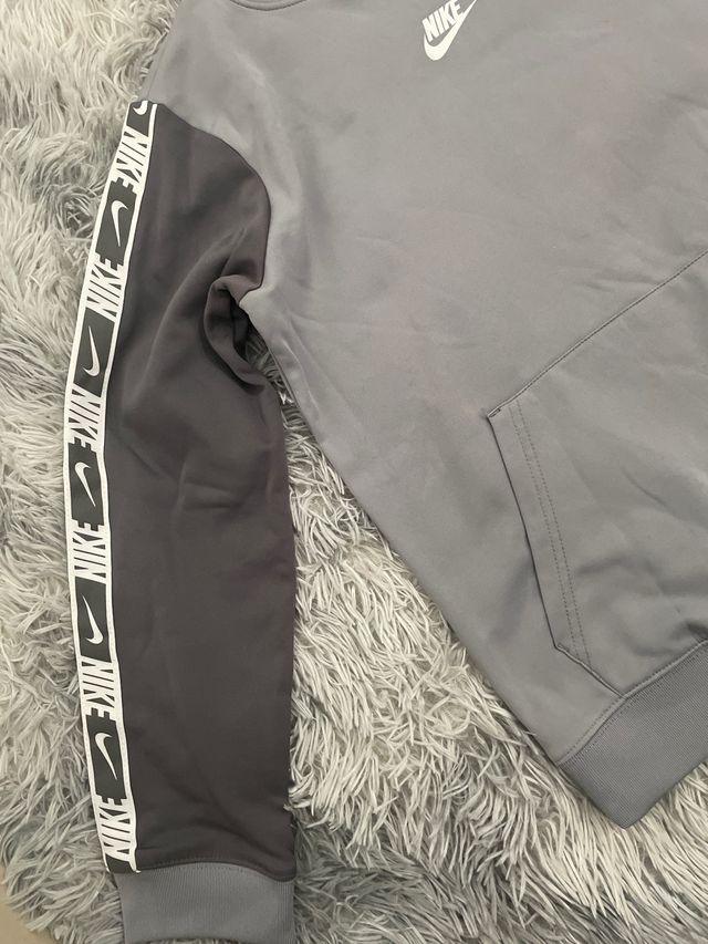 Sudadera Nike Gris con Logo y Rayas
