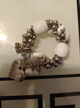 Pulsera con dijes de corazón y perlas